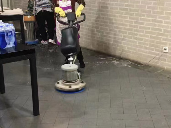 清洗地面 (3)